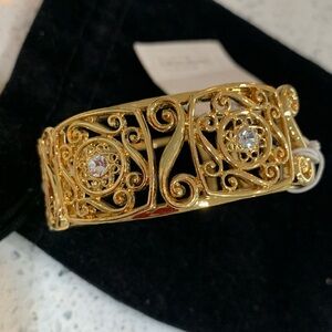 NWT Swarovski element Gold tone cuff Bracelet!! Beautiful!!!!